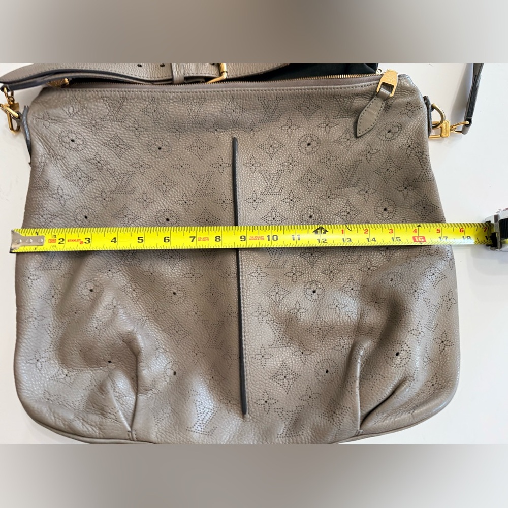 Like new Authenticated Taupe Louis Vuitton MM Mahina Selene excellent + Shop bag - Picture 12 of 15
